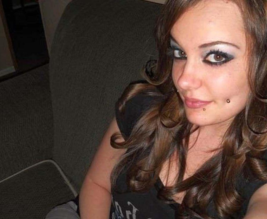 16P Pictures of a hot teen girl taking pics of herself