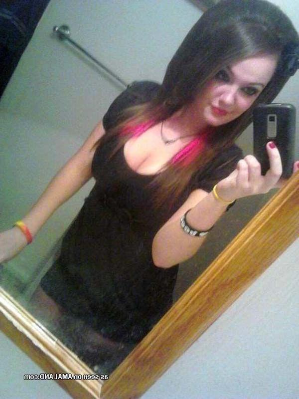 16P Pictures of a hot teen girl taking pics of herself
