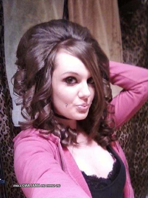 16P Pictures of a hot teen girl taking pics of herself