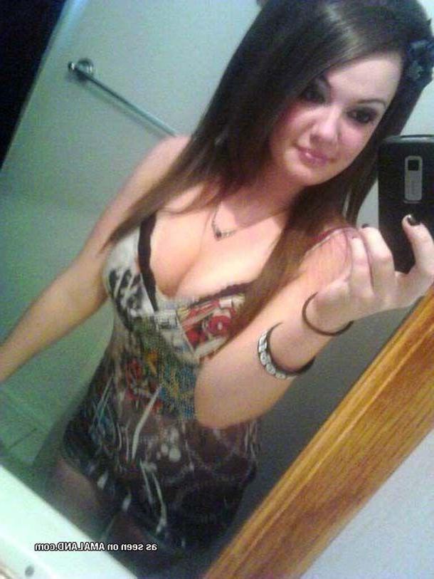 16P Pictures of a hot teen girl taking pics of herself