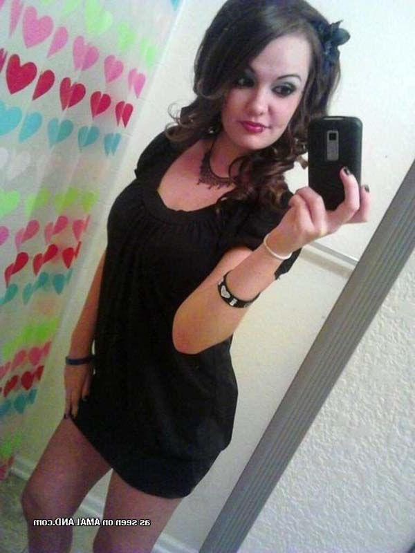 16P Pictures of a hot teen girl taking pics of herself