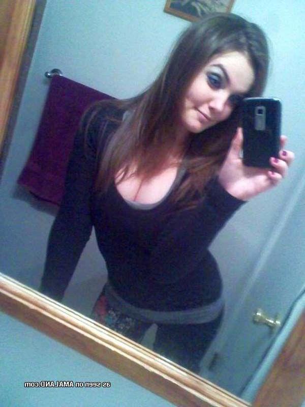 16P Pictures of a hot teen girl taking pics of herself