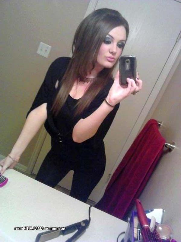 16P Pictures of a hot teen girl taking pics of herself