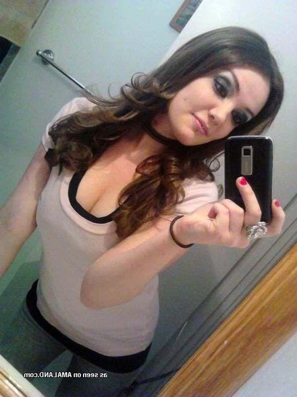 16P Pictures of a hot teen girl taking pics of herself