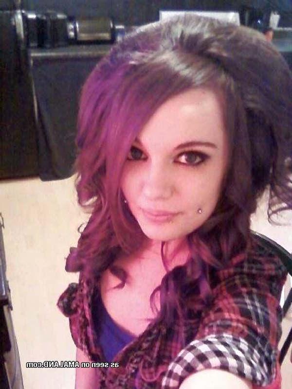 16P Pictures of a hot teen girl taking pics of herself