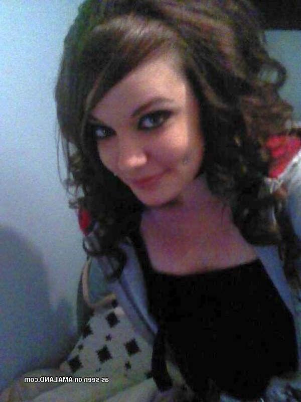 16P Pictures of a hot teen girl taking pics of herself