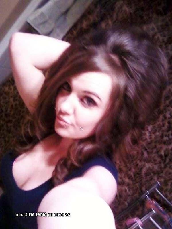 16P Pictures of a hot teen girl taking pics of herself