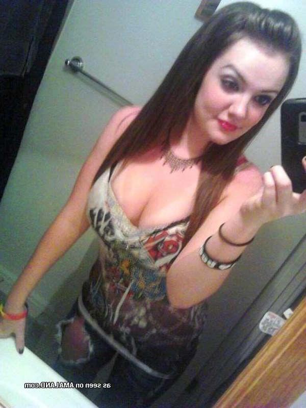 16P Pictures of a hot teen girl taking pics of herself