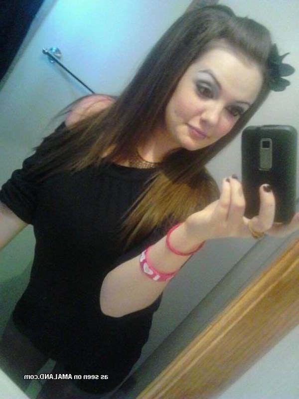 16P Pictures of a hot teen girl taking pics of herself