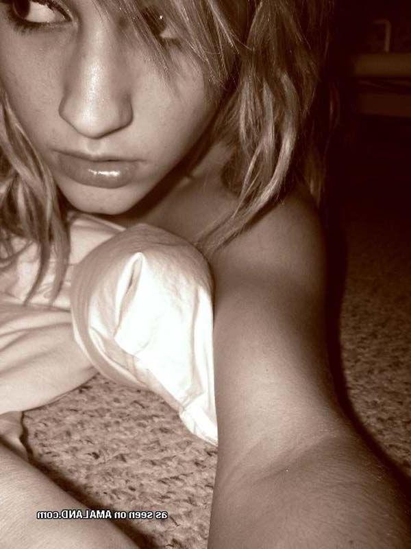16P Pictures of a hot teen girlfriend taking pics of herself