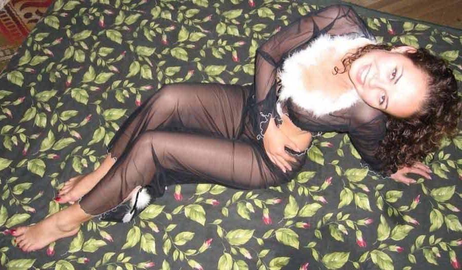 16P Pictures of a sexy girlfriend taking pictures for you