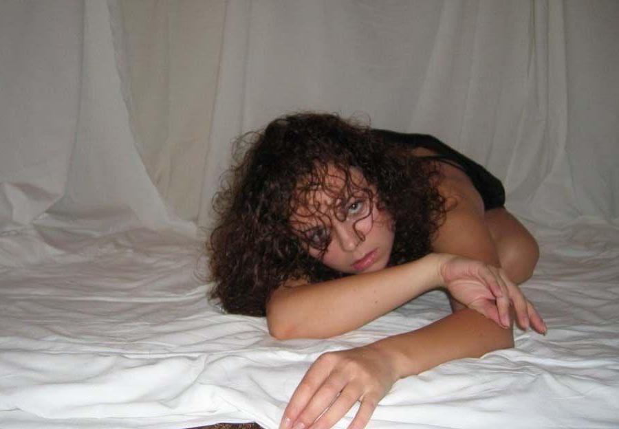 16P Pictures of a sexy girlfriend taking pictures for you