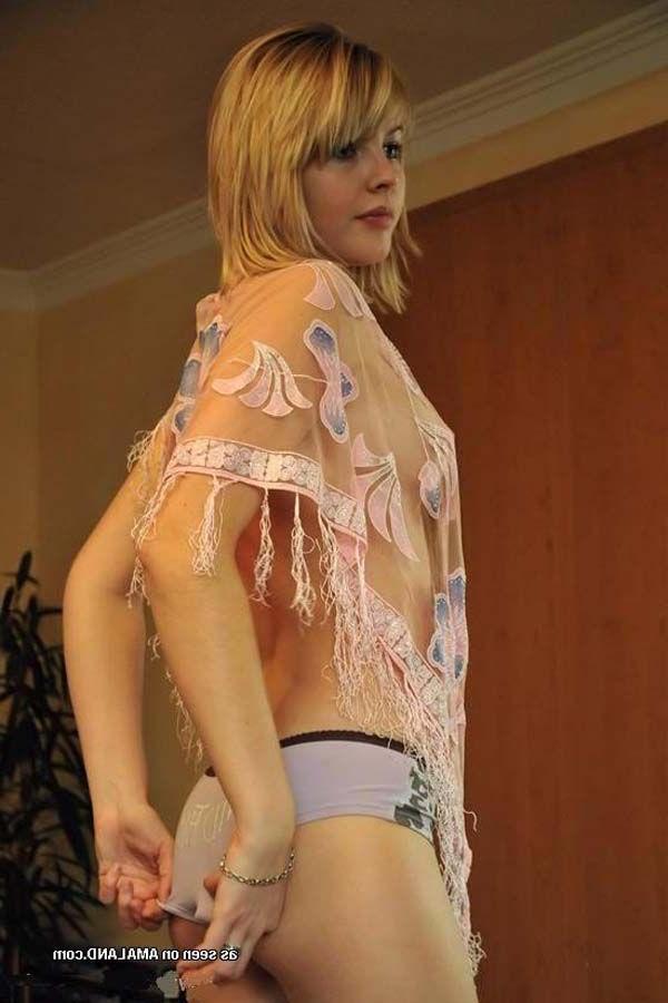 16P Pictures of a hot blond girl taking pics of herself