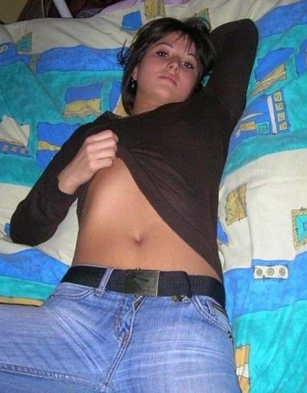 16P Pictures of a hot amateur girlfriend getting naked