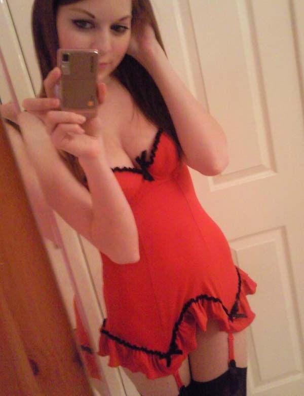 16P Pictures of a hot teen girl taking pics of herself