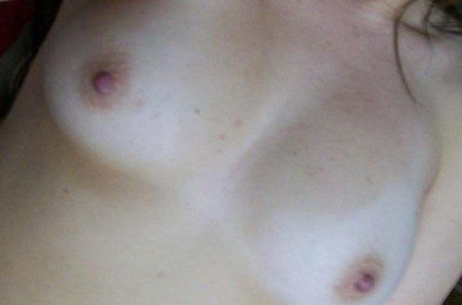 16P Pictures of a hot teen girl taking pics of herself