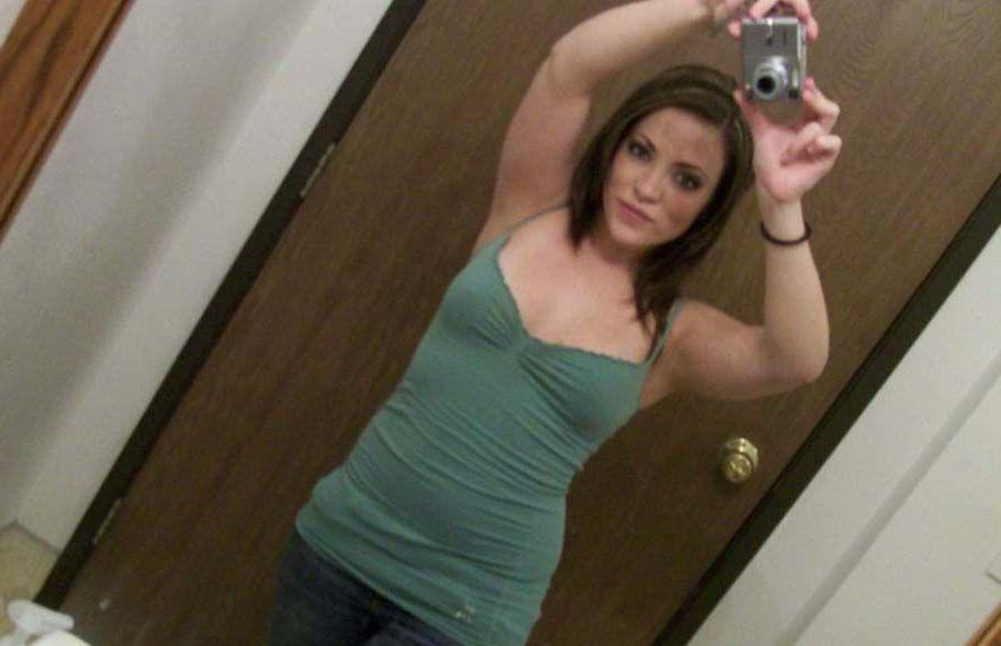 16P Pictures of a hot teen girl taking pics of herself