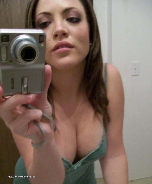 16P Pictures of a hot teen girl taking pics of herself