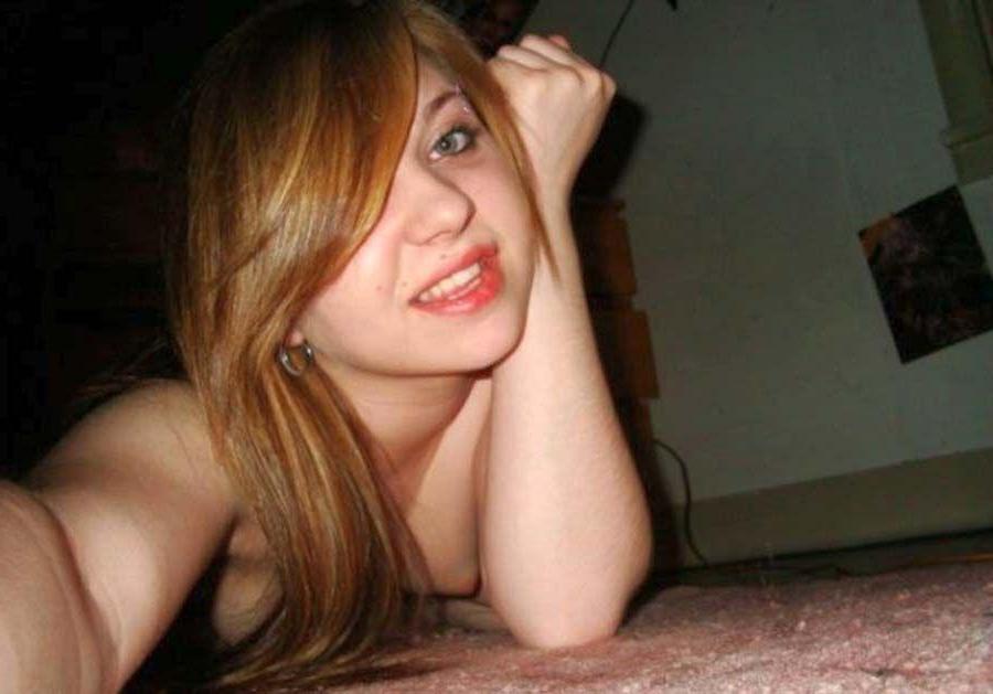 16P Pictures of slutty teen girls taking pics of themselves