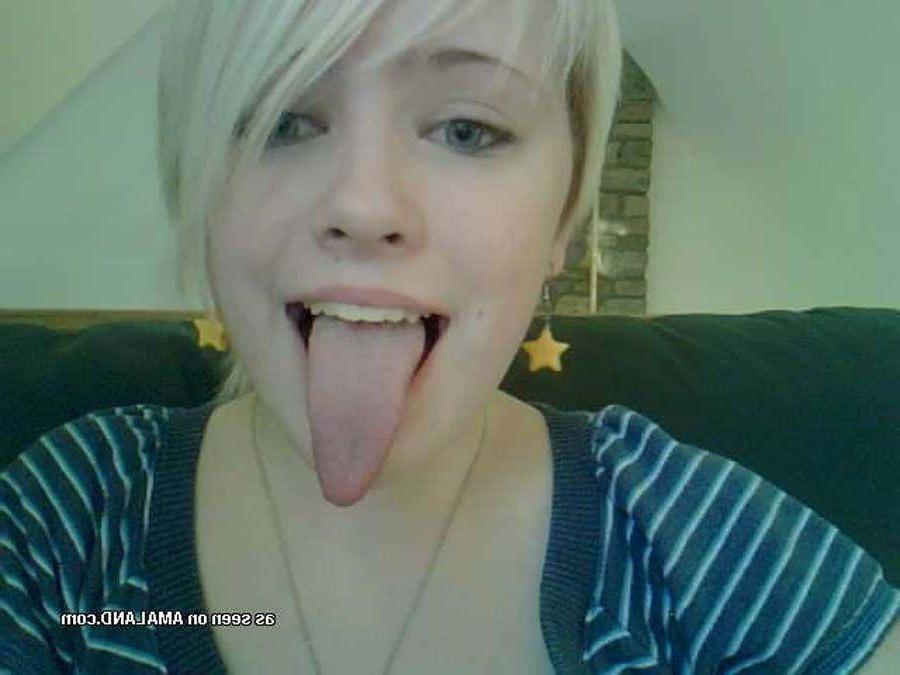 16P Pictures of a blonde girlfriend taking pics of herself