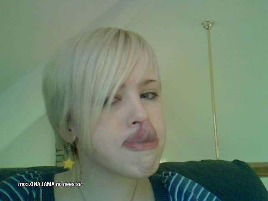 16P Pictures of a blonde girlfriend taking pics of herself
