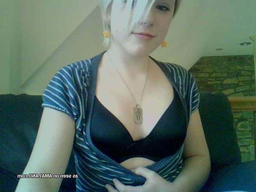 16P Pictures of a blonde girlfriend taking pics of herself