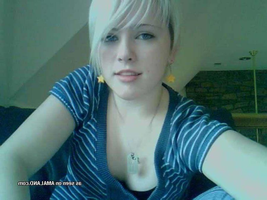 16P Pictures of a blonde girlfriend taking pics of herself