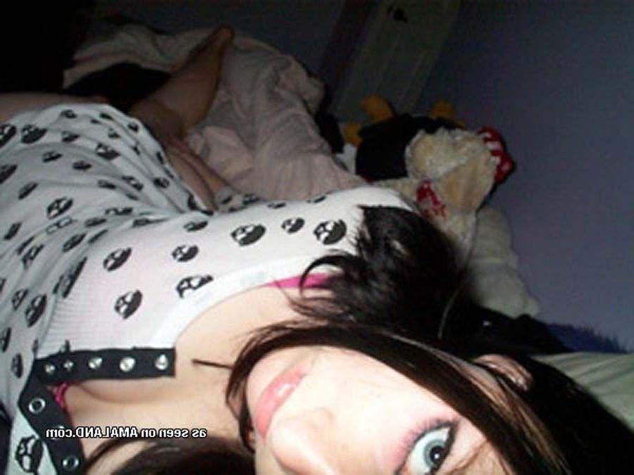 16P Pictures of a super hot girlfriend taking pics of herself
