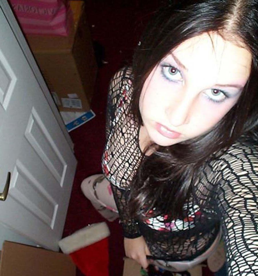 16P Pictures of a super hot girlfriend taking pics of herself