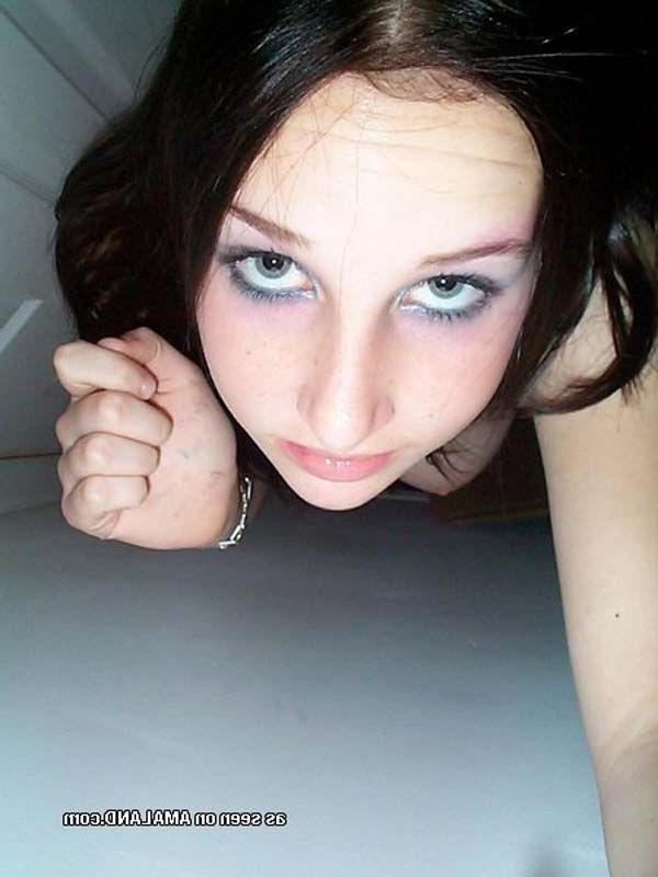 16P Pictures of a super hot girlfriend taking pics of herself