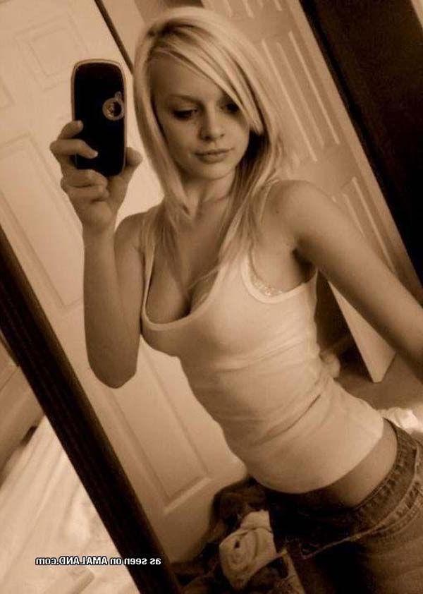 16P Pictures of gorgeous teen girls taking sexy pics of their bodies