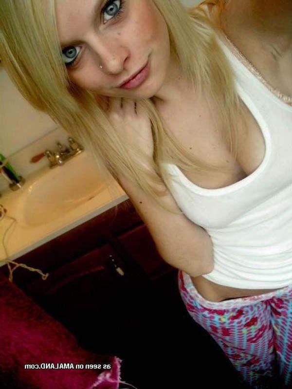 16P Pictures of gorgeous teen girls taking sexy pics of their bodies