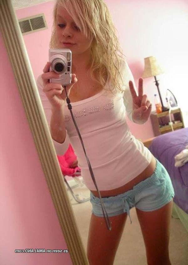 16P Pictures of gorgeous teen girls taking sexy pics of their bodies
