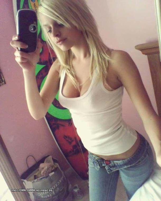 16P Pictures of gorgeous teen girls taking sexy pics of their bodies