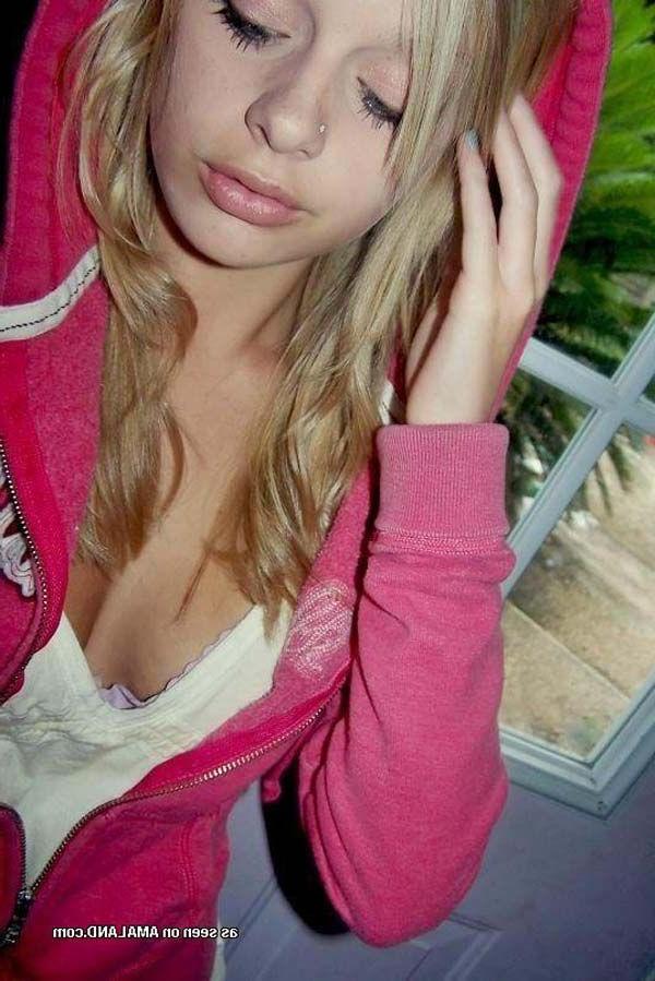 16P Pictures of gorgeous teen girls taking sexy pics of their bodies