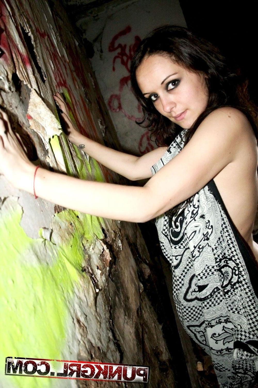 15P Pictures of teen amateur Velouria showing her hotness