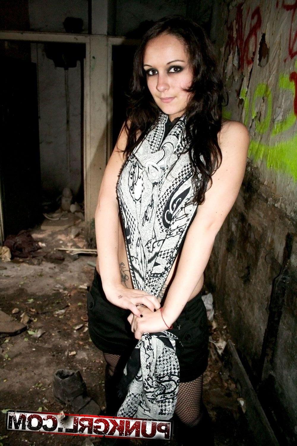 15P Pictures of teen amateur Velouria showing her hotness