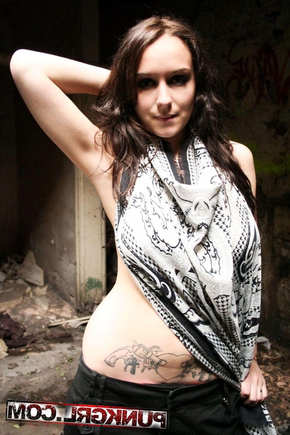 15P Pictures of teen amateur Velouria showing her hotness