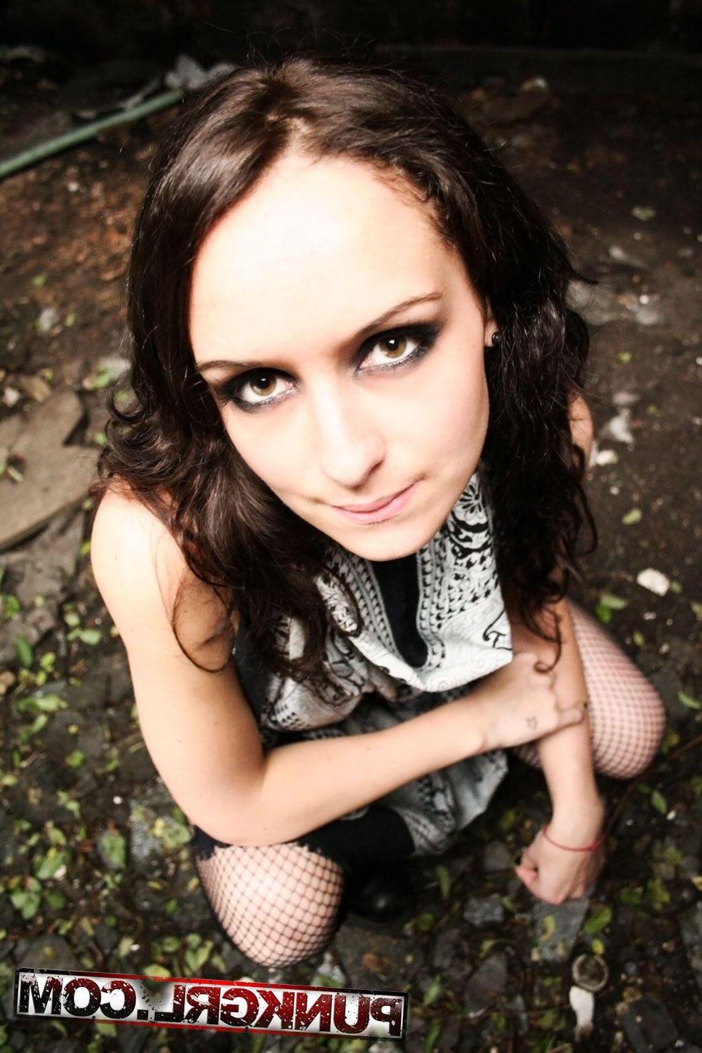 15P Pictures of teen amateur Velouria showing her hotness