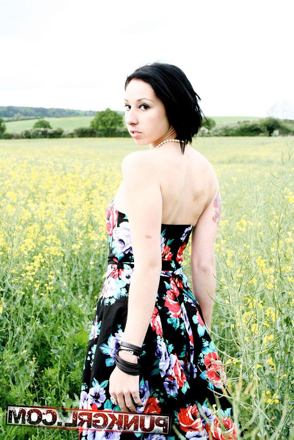 20P Pictures of teen babe Tarrie Noir getting naked outside