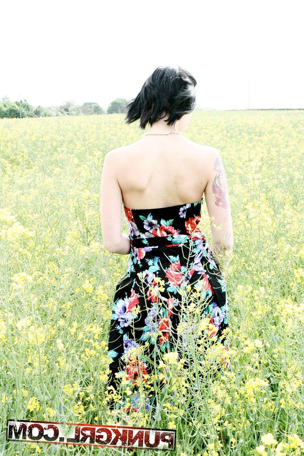 20P Pictures of teen babe Tarrie Noir getting naked outside