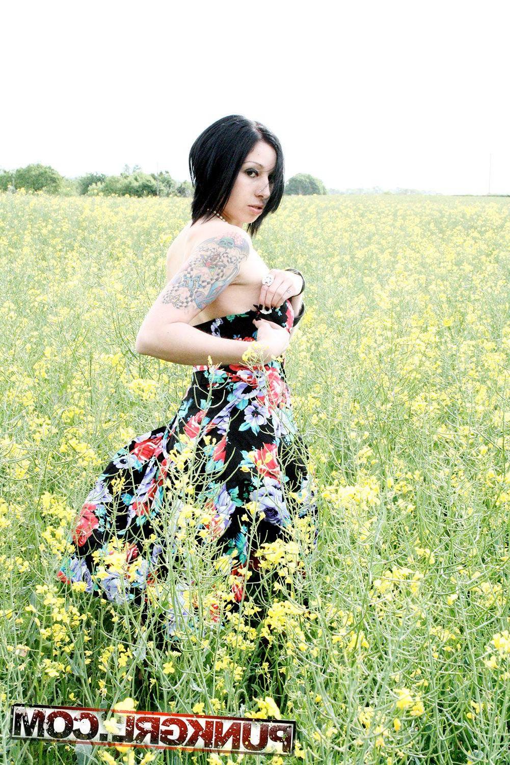 20P Pictures of teen babe Tarrie Noir getting naked outside