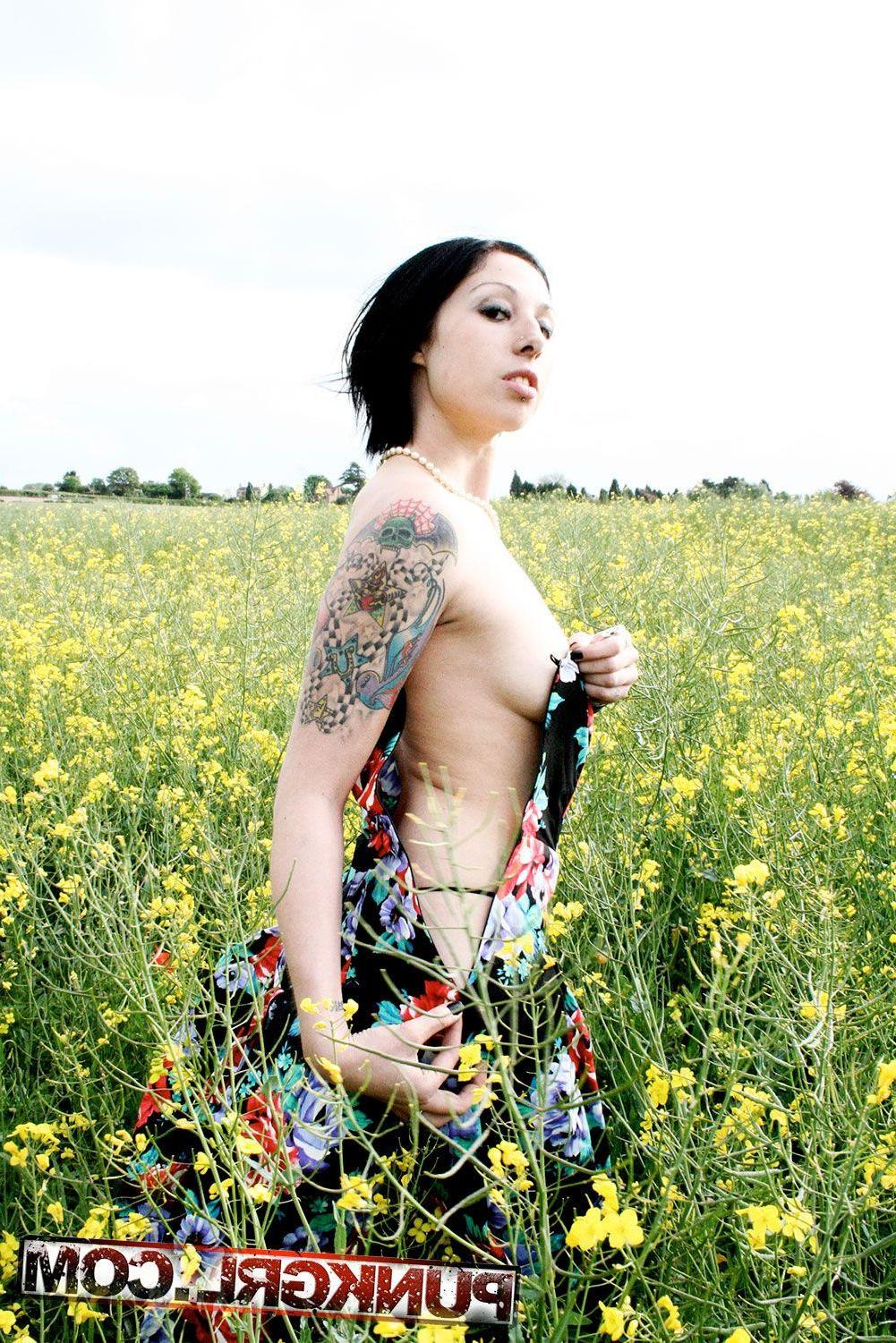 20P Pictures of teen babe Tarrie Noir getting naked outside