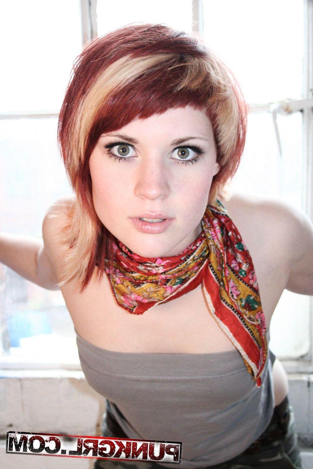 20P Pictures of teen girl Lu showing off her sexiness