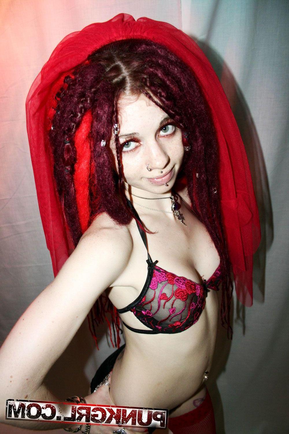 20P Pictures of teen girl Fae giving you some gothic romance