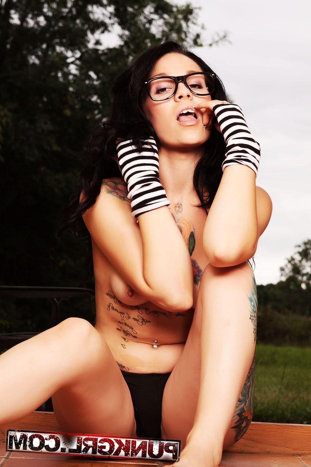 20P Pictures of punk girl Ailya getting naked for you