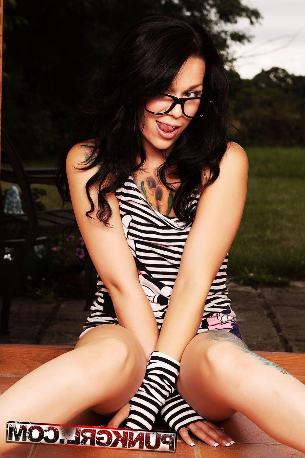 20P Pictures of punk girl Ailya getting naked for you
