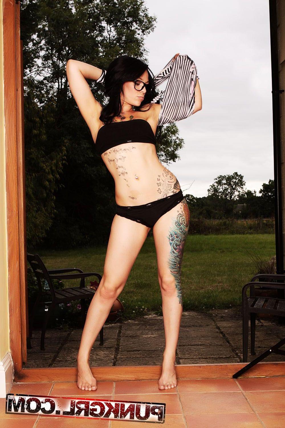 20P Pictures of punk girl Ailya getting naked for you