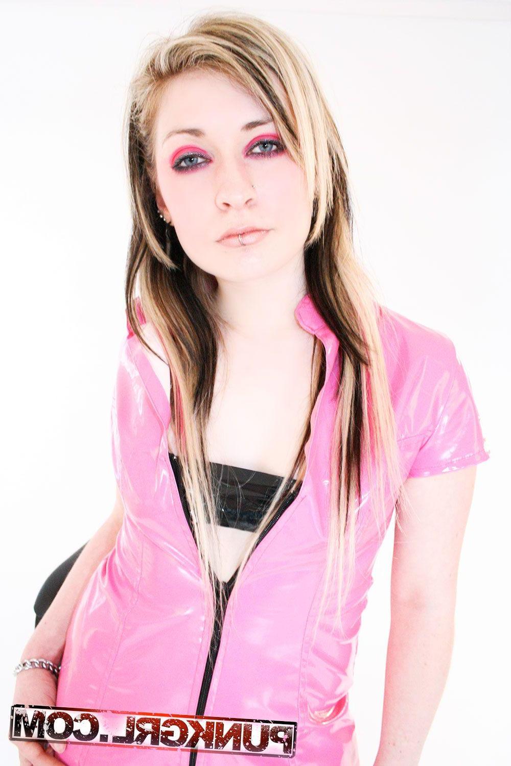 20P Pictures of punk girl Tink showing off in the studio