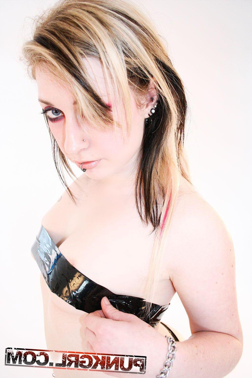 20P Pictures of punk girl Tink showing off in the studio